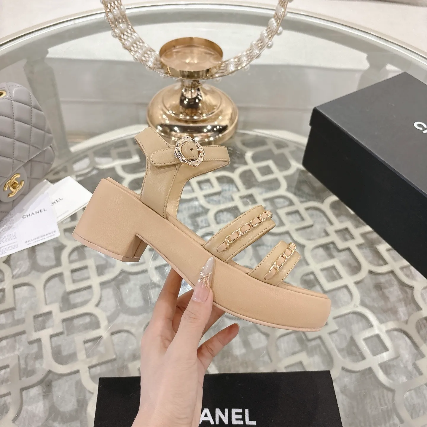 👟👟Ex-factory price 560👟👟Chanel Xiaoxiang 2025ss spring and summer latest catwalk fashion chain decoration top quality! Accurate to 1:1, light luxury without tiring the feet, the upper foot can be matched with spring and summer clothes at will, highlighting texture and taste, simple yet luxurious appearance, even if it is just a pair of sandals, it is definitely a must-have pair in the summer shoe cabinet. Upper: imported lambskin. Lining: imported sheepskin lining. Outsole: original customized outsole. Size: 35-40 (40.41.42 custom-made, non-returnable)